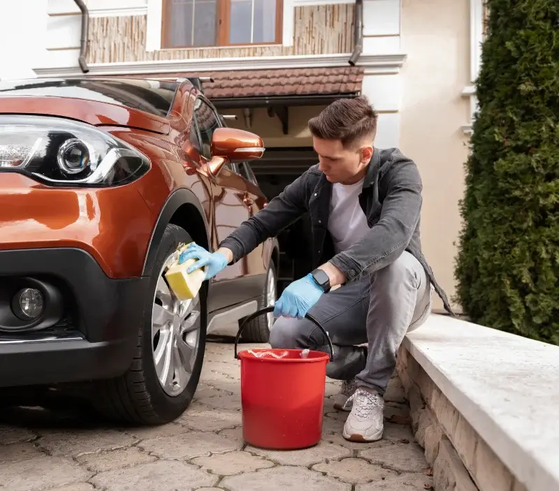 Lavage auto à domicile Vourles : professionnel intervenant sur un véhicule